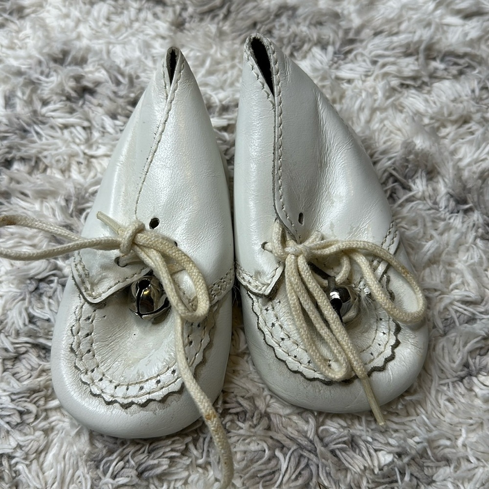 🎀Vintage newborn baby shoes, absolutely adorable with bells traditional shoes